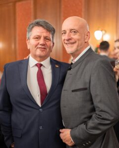 photo_5300848620003333826_y