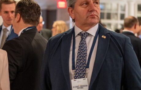 photo_5314264474338400414_y